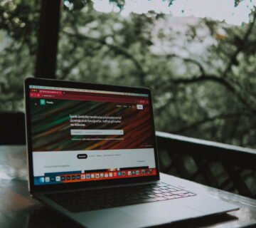 Laptop met een website op een houten tafel