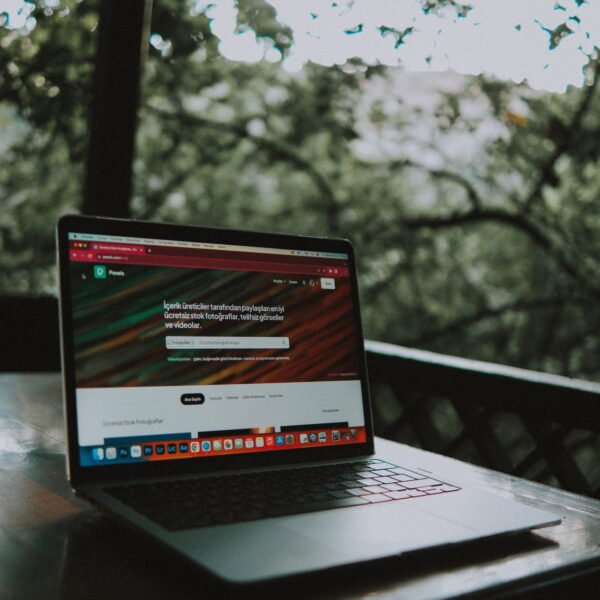 Laptop met een website op een houten tafel (1) Laptop met een website op een houten tafel