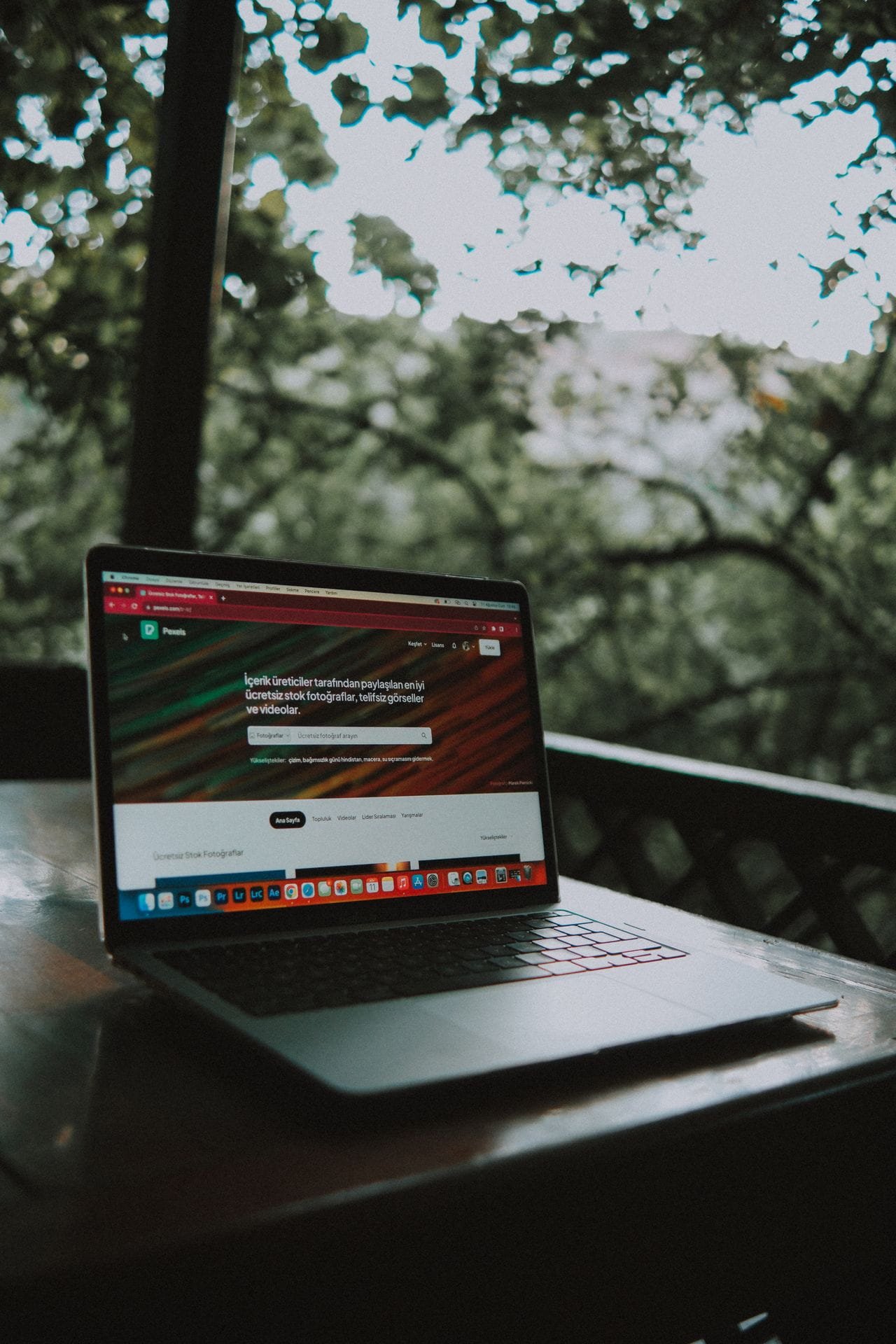Laptop met een website op een houten tafel